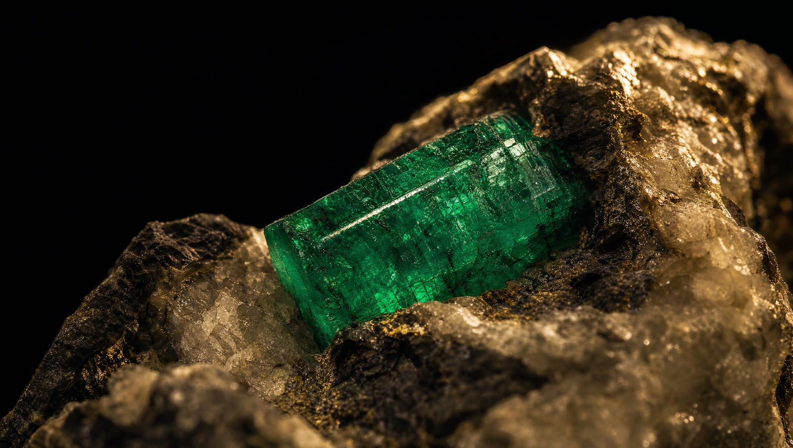 Cristal de esmeralda colombiana en bruto sobre matriz de calcita — Boyacá, Colombia