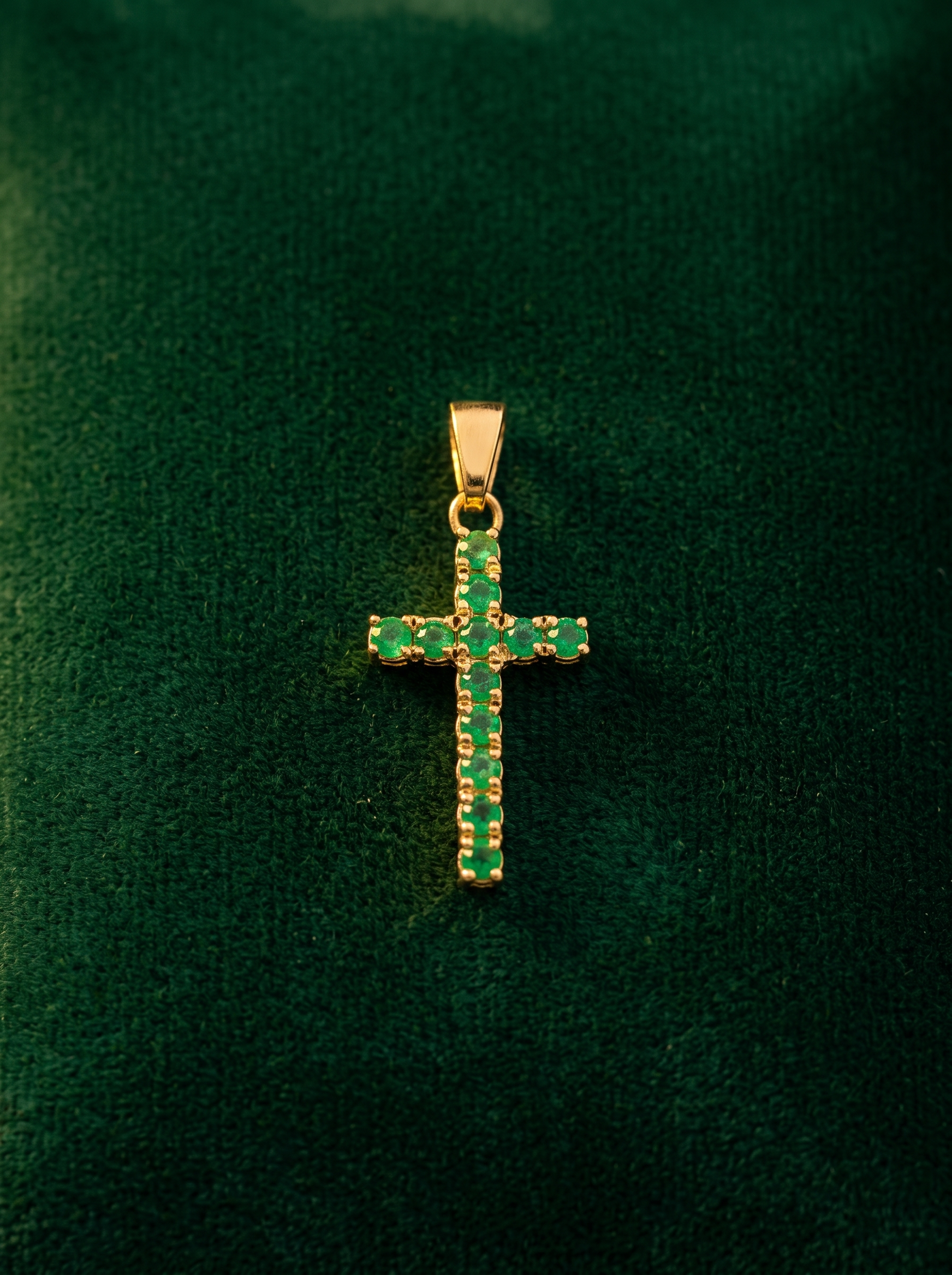 Dije cruz de esmeraldas colombianas en oro 18k